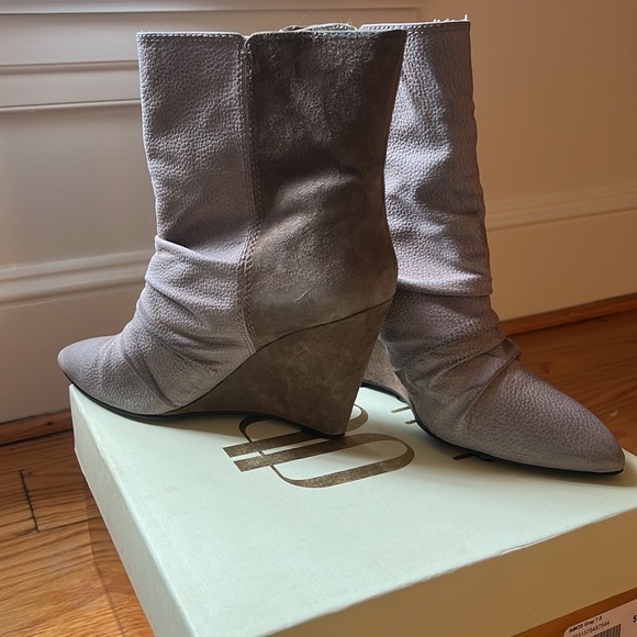 Dani black GUC gray suede and leather bootie wedges - Picture 4 of 6